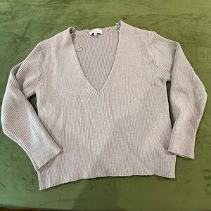 Moodie Ribbed V-Neck Sweater in Light Purple .. sz Medium